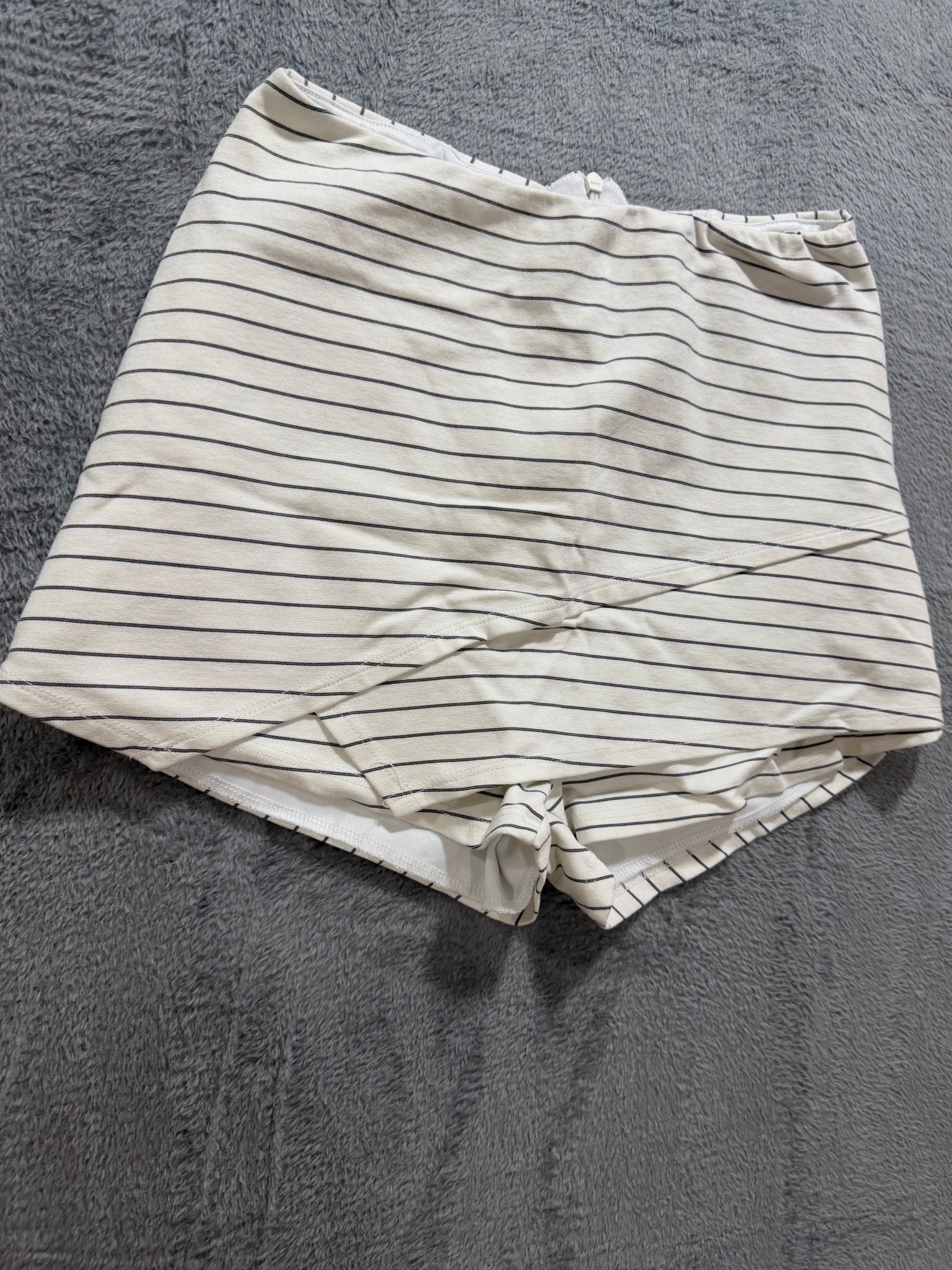 Lulus Size M Cream & Black Pinstripe High-Waisted Knit Shorts Striped
