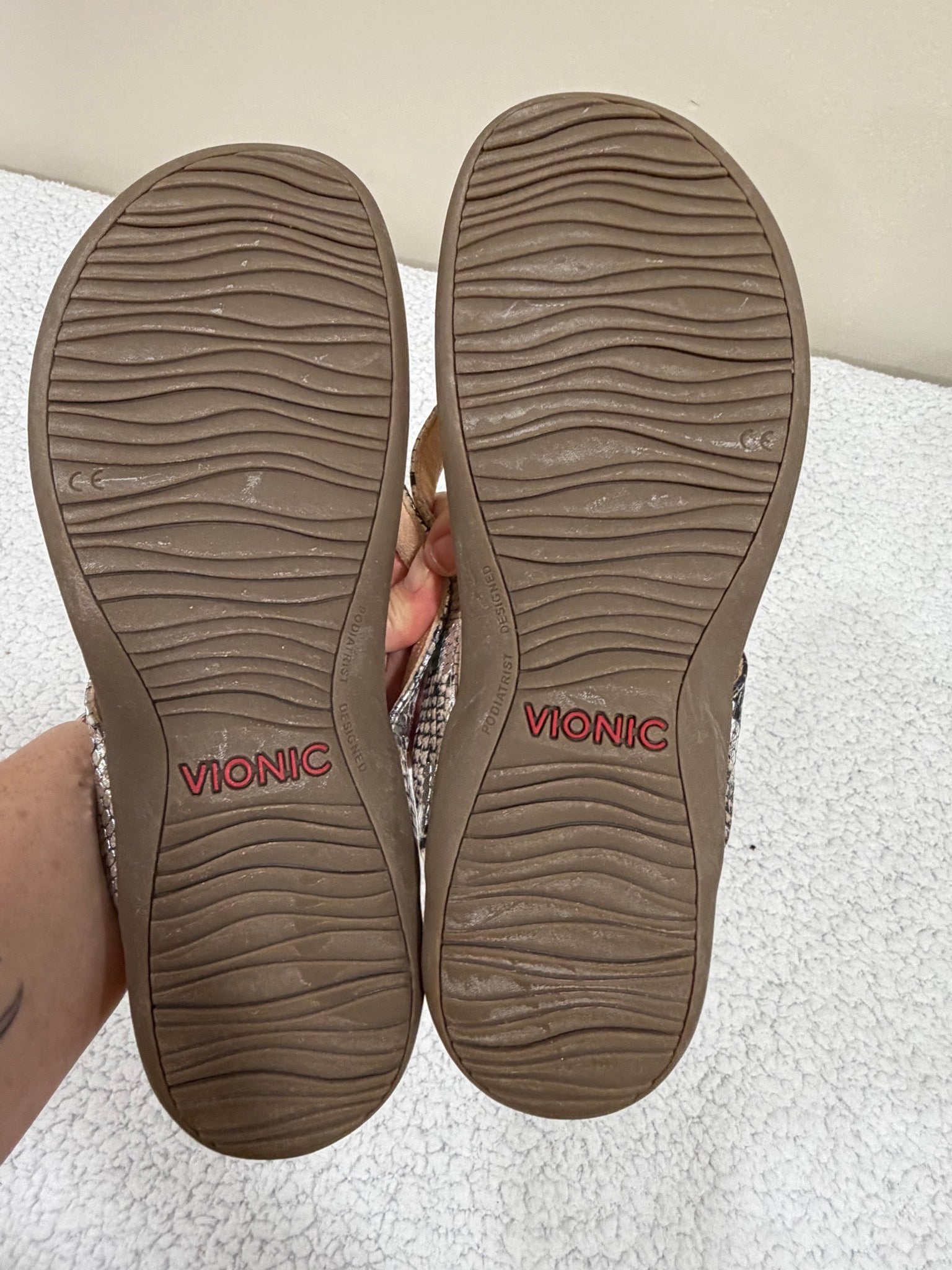 Vionic Dillon Size 12 Snakeskin Thong Sandals Slides Women's