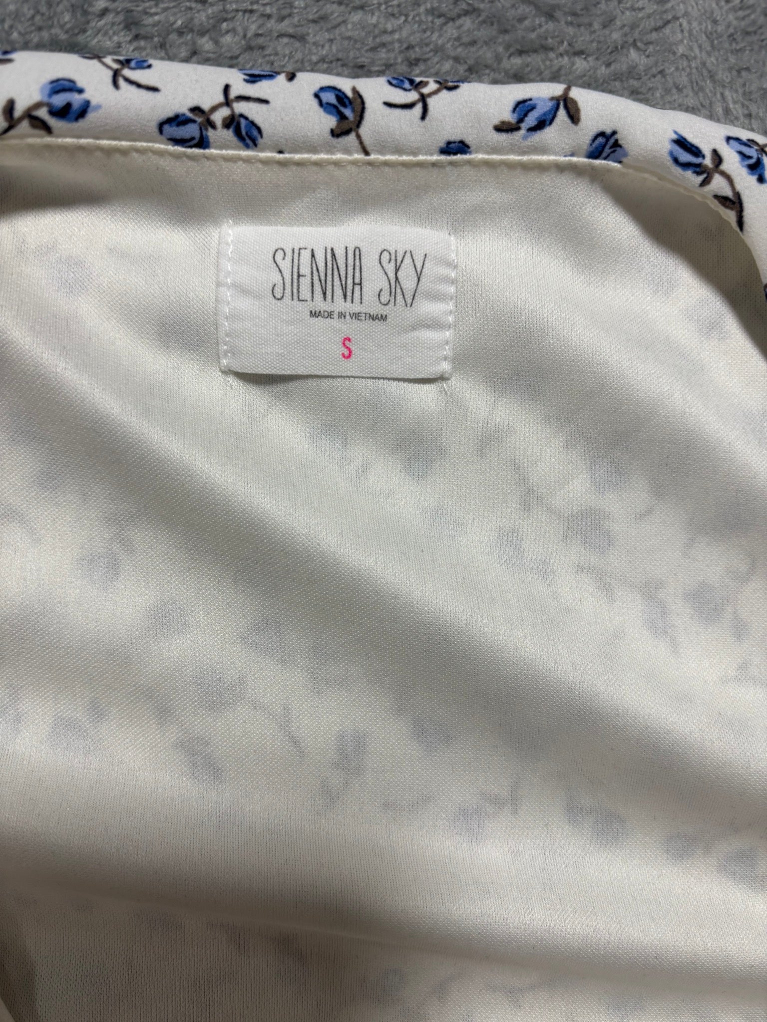 Sienna Sky S Ivory Blue Floral Faux Wrap Dress Flutter Sleeve Hi-Low