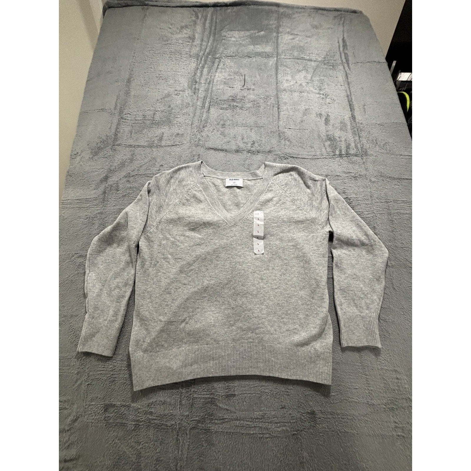 Old Navy L Womens Gray V-Neck SoSoft Sweater NWT Cozy Casual Soft Knit Pullover