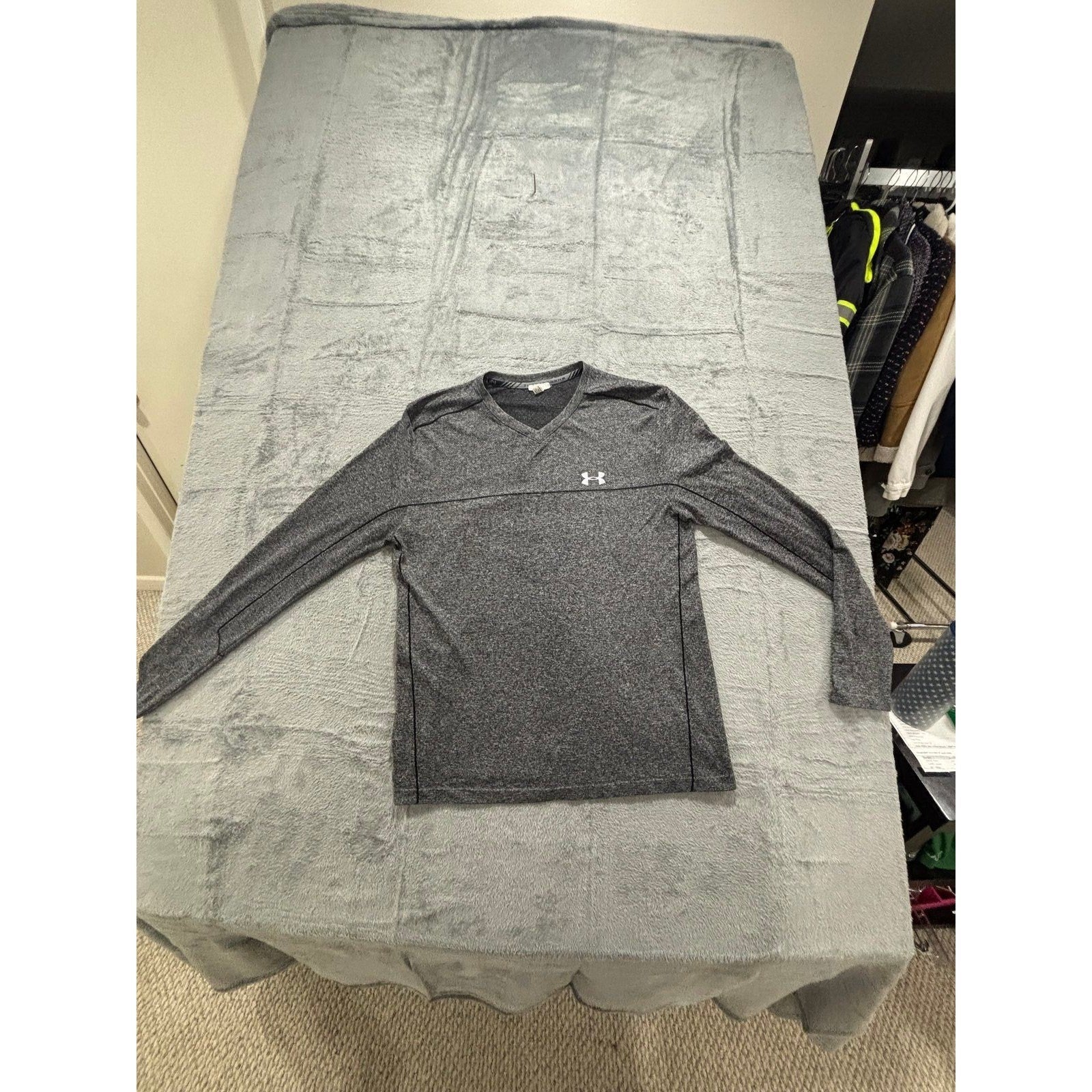 Under Armour Womens XL Gray Long Sleeve V-Neck Athleisure Casual Shirt
