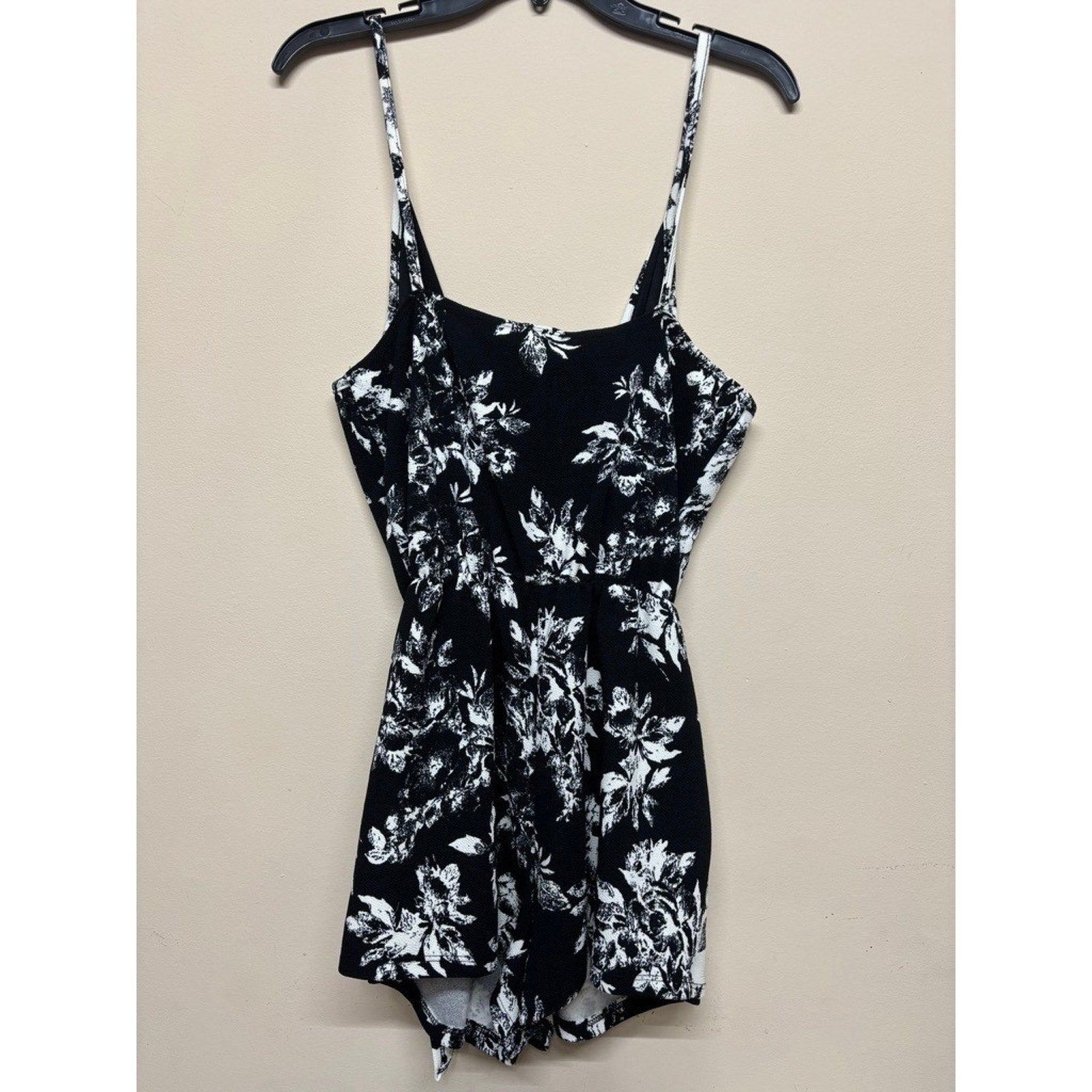 Kimchi Blue Black White Floral Sleeveless Romper Womens Medium Summer y2k chic