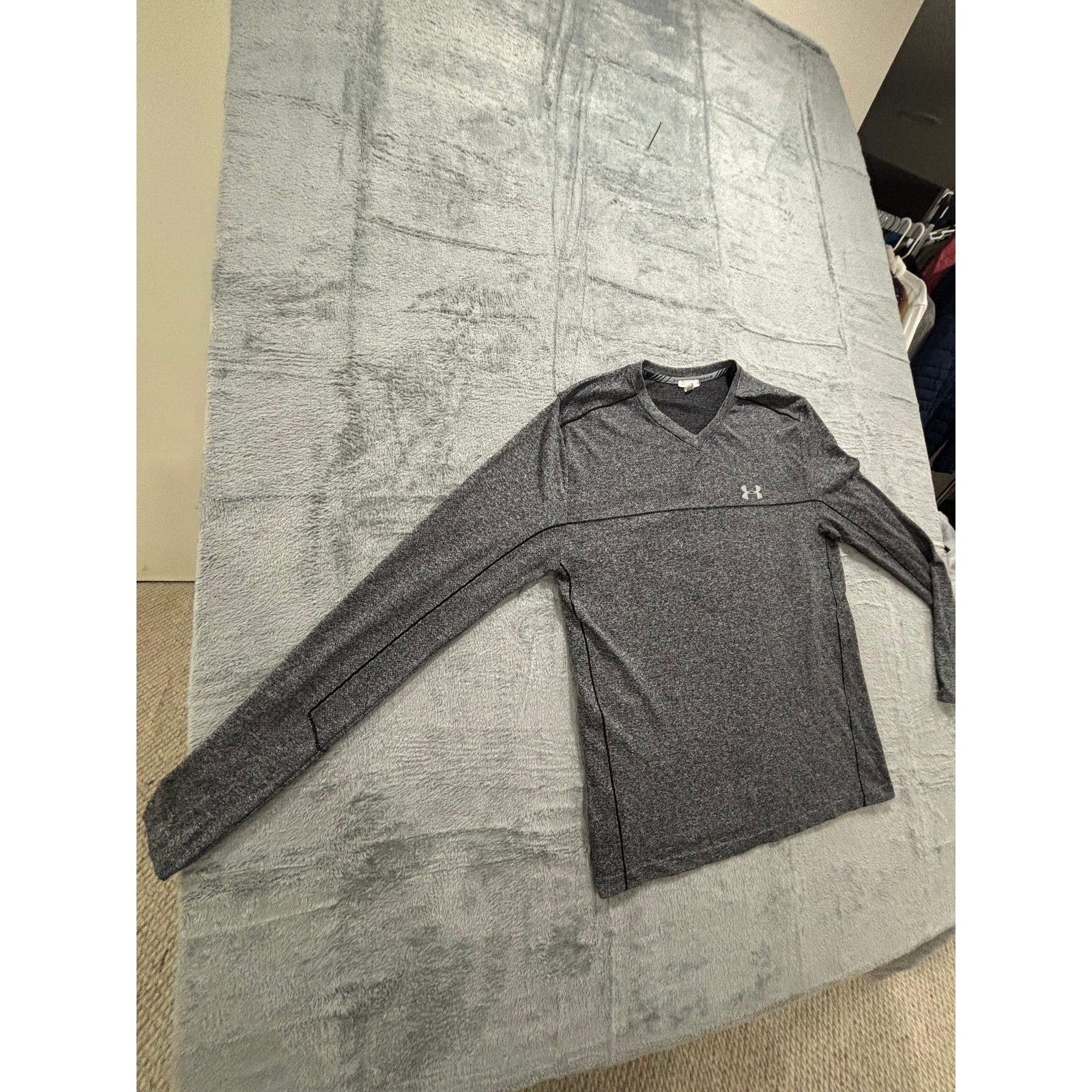 Under Armour Womens XL Gray Long Sleeve V-Neck Athleisure Casual Shirt