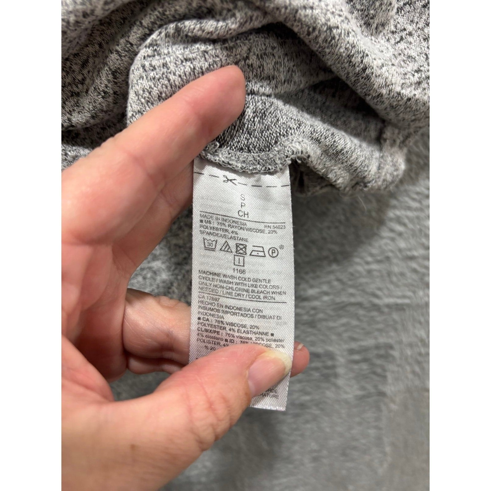 Old Navy Womens S Gray Long Sleeve Pocket T-Shirt Casual Cozy Top