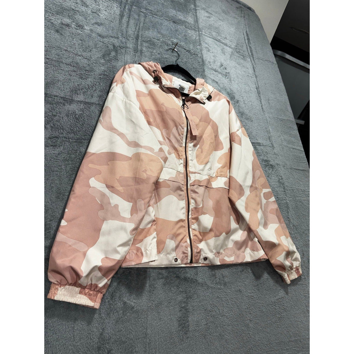 Forever 21 L Pink Tan Camo Windbreaker Jacket Womens Casual Athleisure Hooded