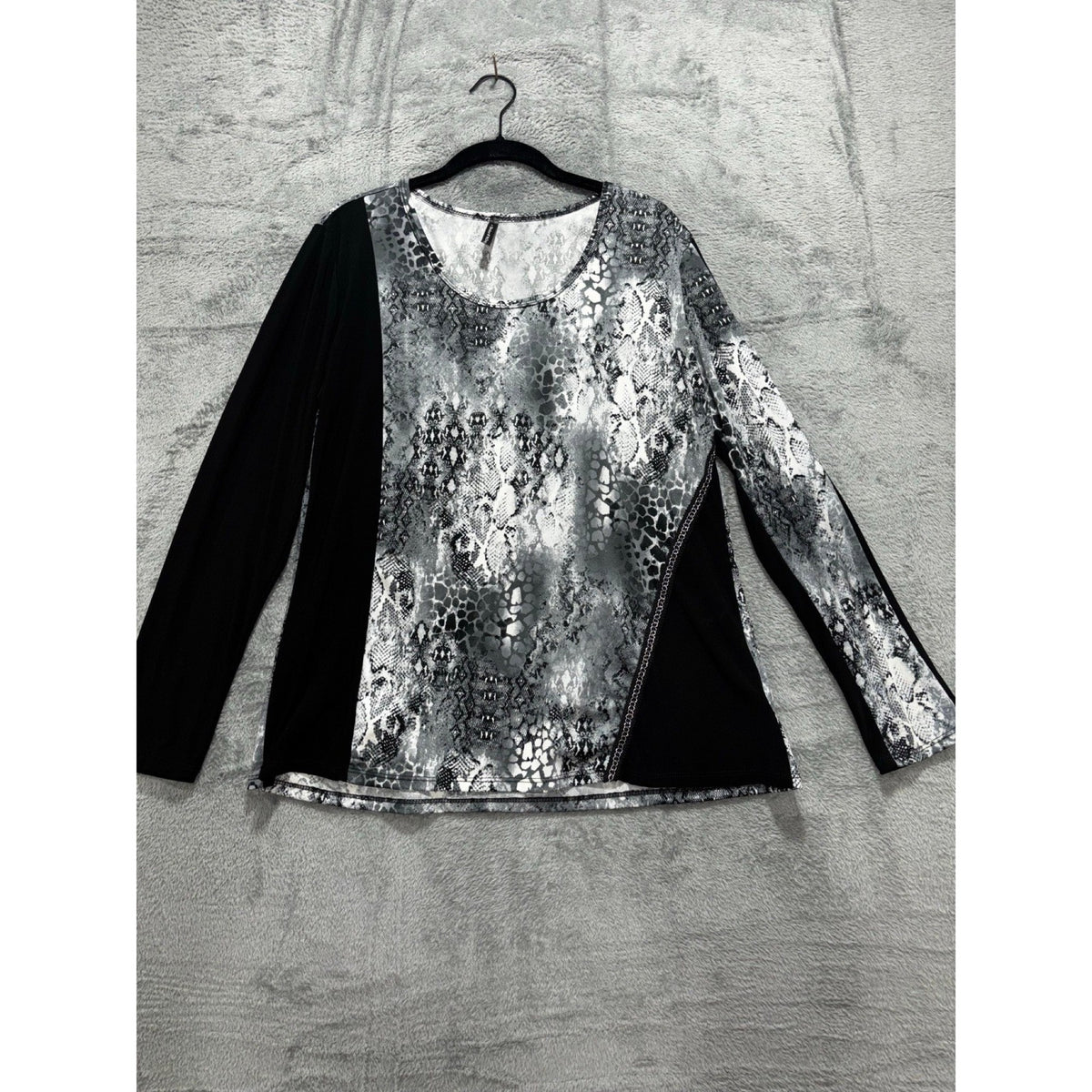 Bleeker & McDougal L Black Gray Snakeskin Colorblock Top Womens Casual