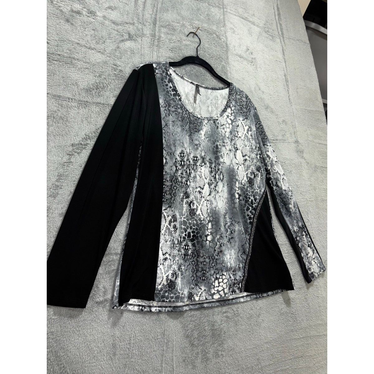 Bleeker & McDougal L Black Gray Snakeskin Colorblock Top Womens Casual