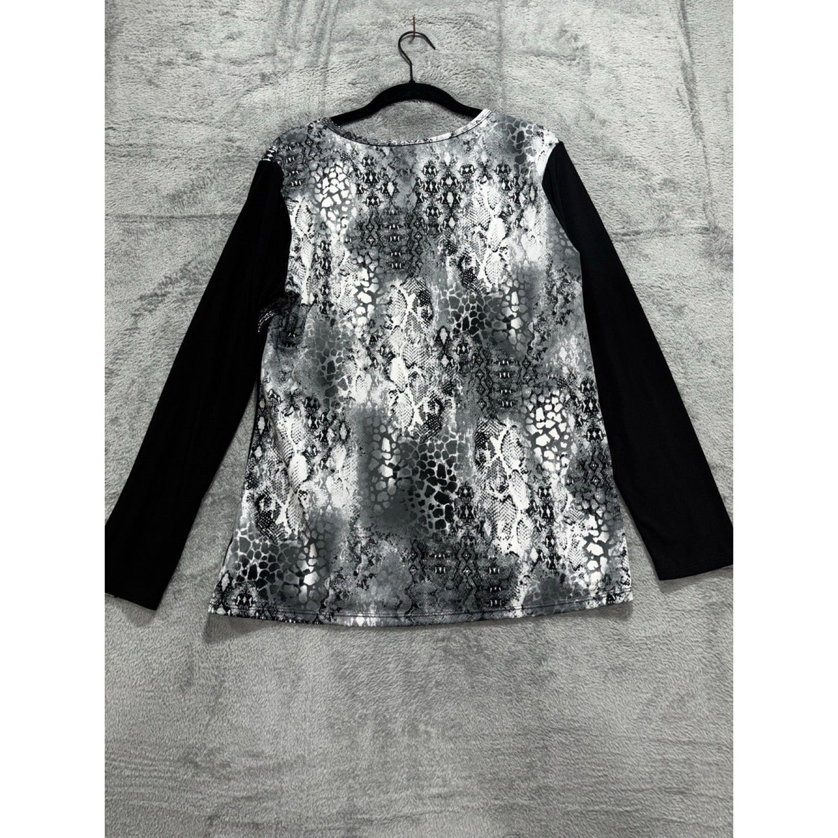 Bleeker & McDougal L Black Gray Snakeskin Colorblock Top Womens Casual