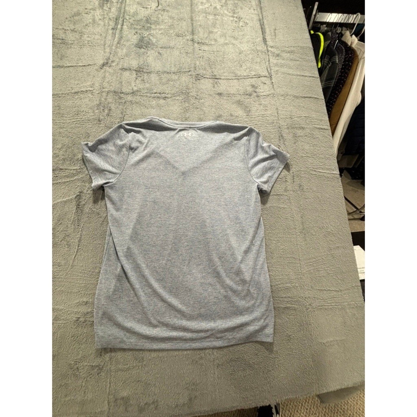 Under Armour Womens L Gray V-Neck Short Sleeve T-Shirt Athleisure Casual