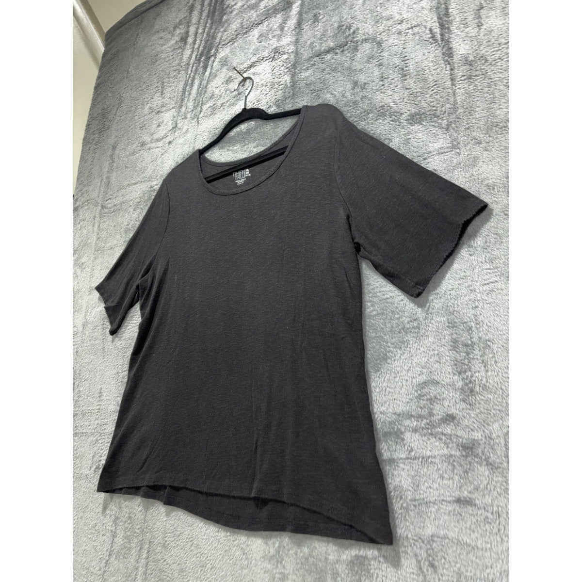 Time and Tru Womens XL Lot of 2 Tops Plaid Flutter Sleeve Top Black Tee Casual
