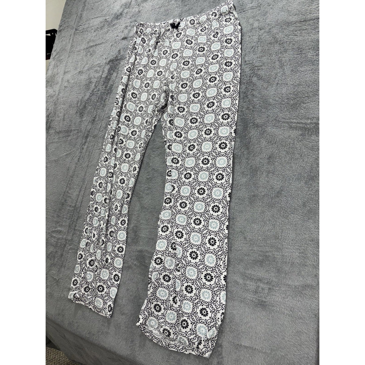 Kathy Ireland Womens L Black White Medallion Print Sleepwear Pants Cozy