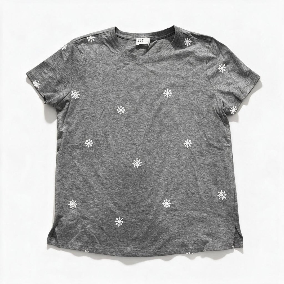 Maurices 24/7 Womens L Gray Snowflake Crewneck Short Sleeve Tee Casual Winter