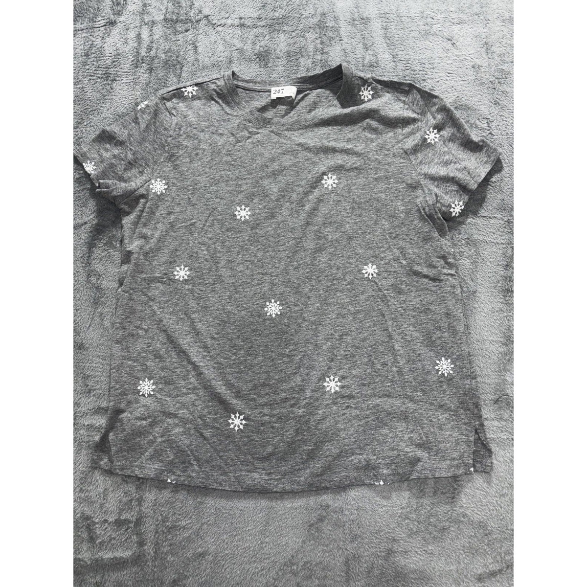 Maurices 24/7 Womens L Gray Snowflake Crewneck Short Sleeve Tee Casual Winter