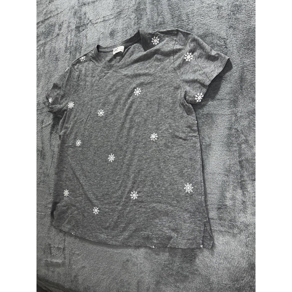 Maurices 24/7 Womens L Gray Snowflake Crewneck Short Sleeve Tee Casual Winter