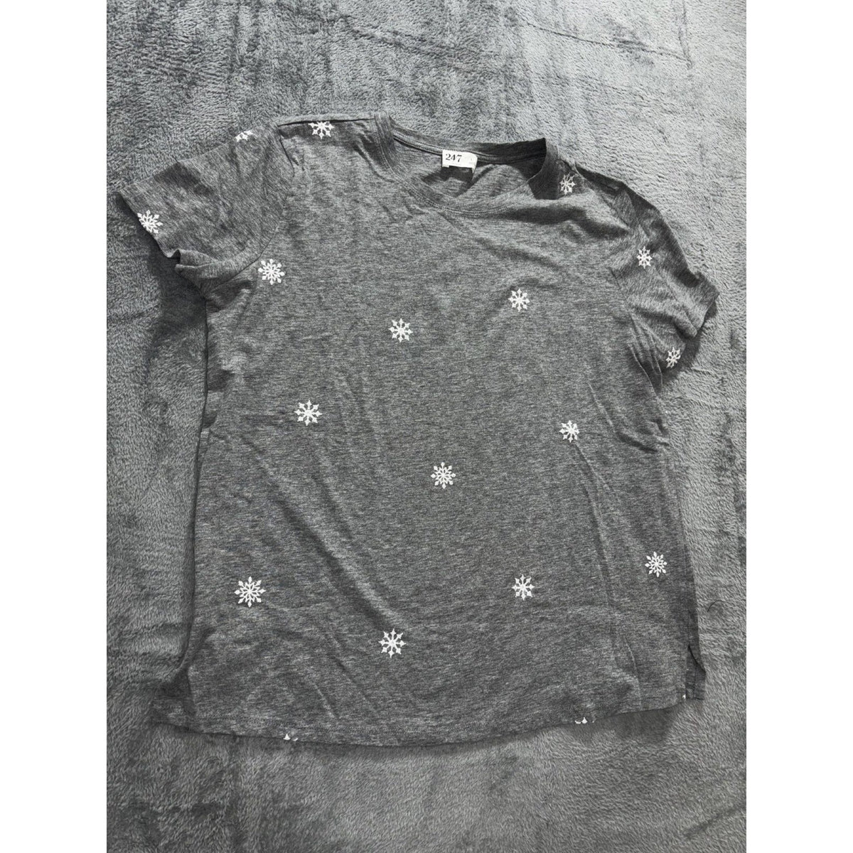 Maurices 24/7 Womens L Gray Snowflake Crewneck Short Sleeve Tee Casual Winter