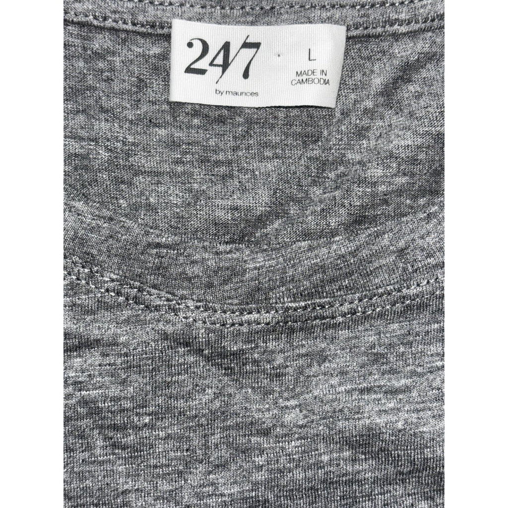 Maurices 24/7 Womens L Gray Snowflake Crewneck Short Sleeve Tee Casual Winter