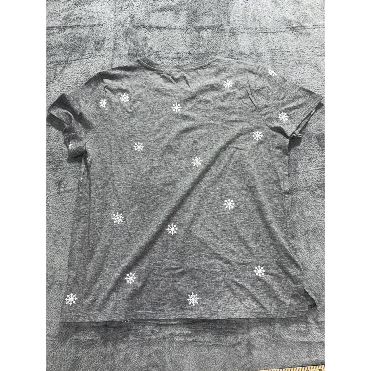 Maurices 24/7 Womens L Gray Snowflake Crewneck Short Sleeve Tee Casual Winter
