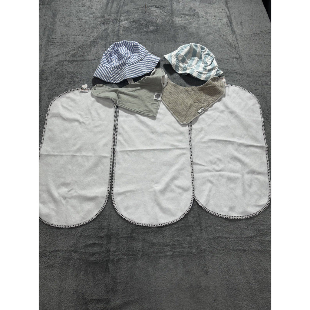Munchkin Baby 12M 7 Piece Bundle Burp Cloths Bibs Sun Hats White Gray Tan Blue