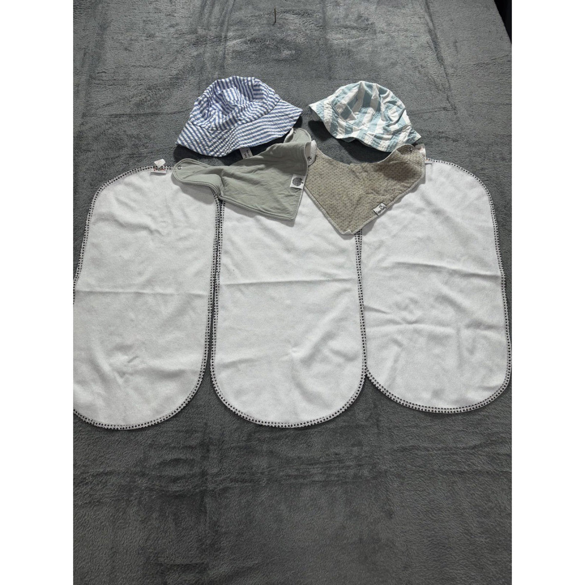 Munchkin Baby 12M 7 Piece Bundle Burp Cloths Bibs Sun Hats White Gray Tan Blue