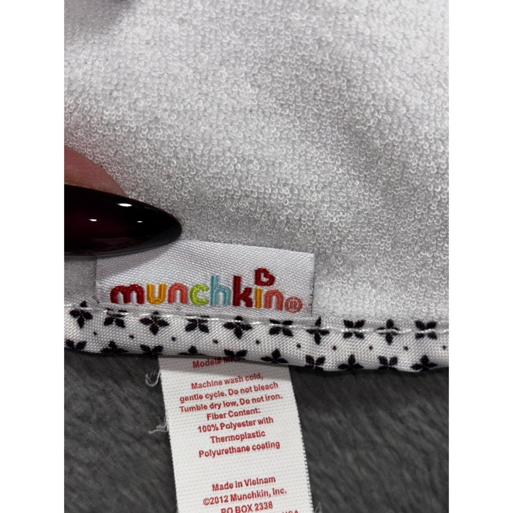 Munchkin Baby 12M 7 Piece Bundle Burp Cloths Bibs Sun Hats White Gray Tan Blue