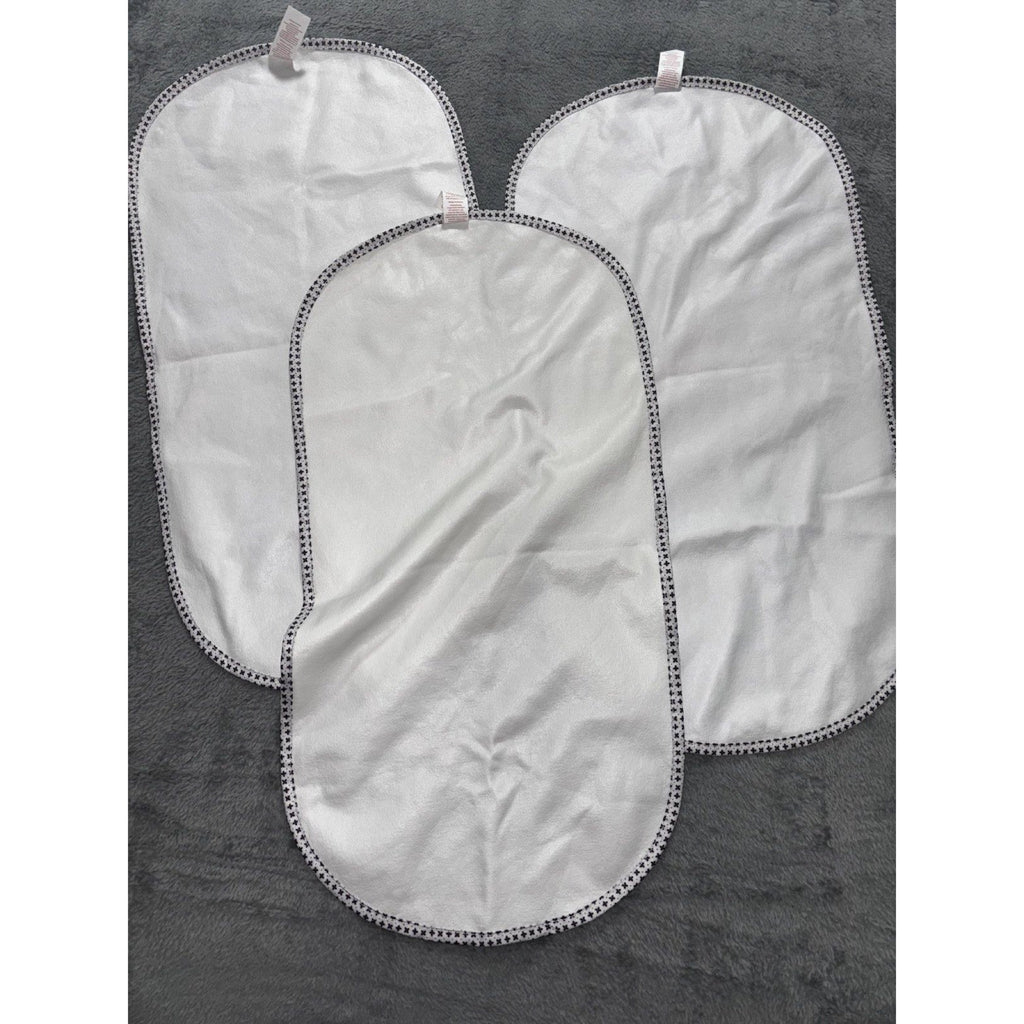 Munchkin Baby 12M 7 Piece Bundle Burp Cloths Bibs Sun Hats White Gray Tan Blue