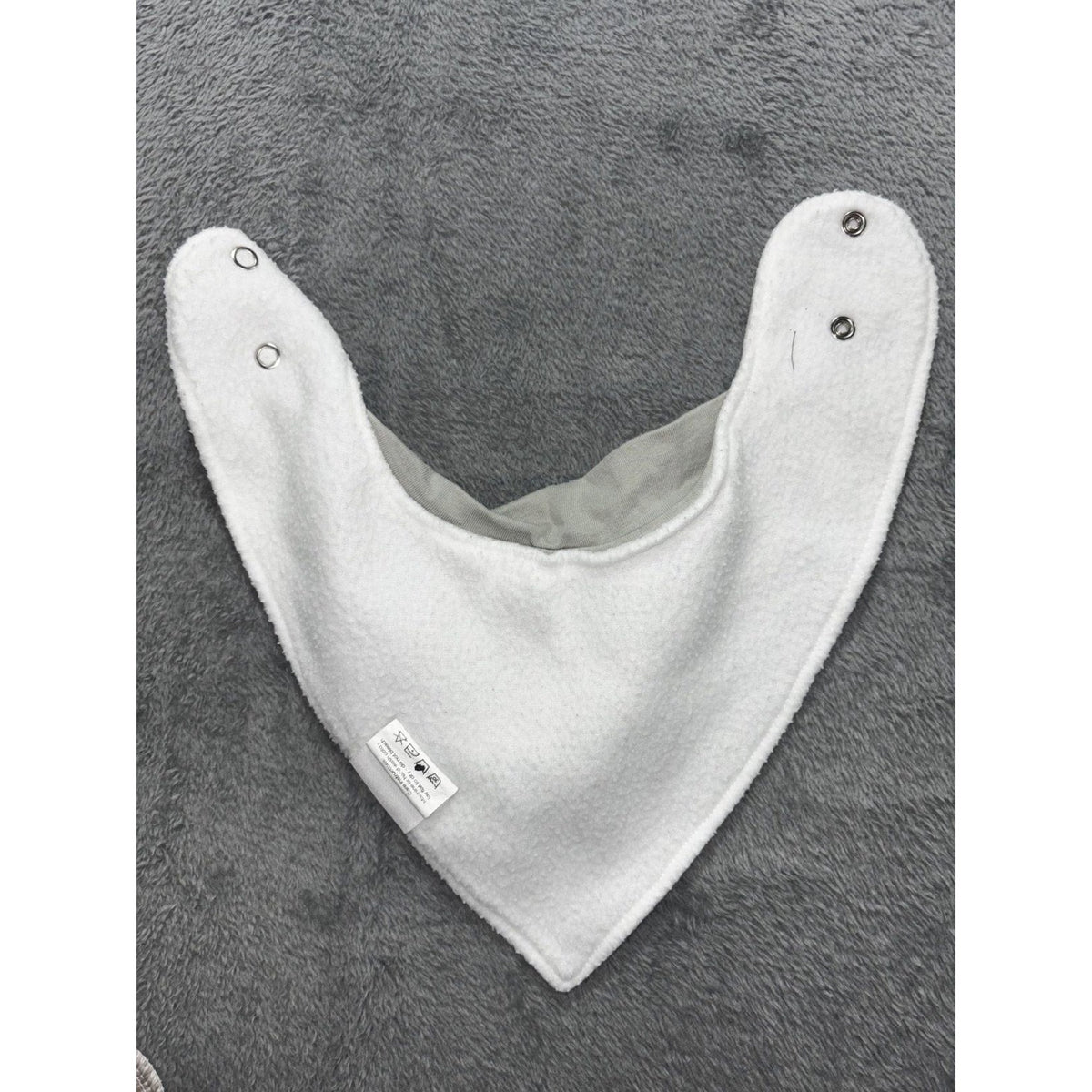 Munchkin Baby 12M 7 Piece Bundle Burp Cloths Bibs Sun Hats White Gray Tan Blue