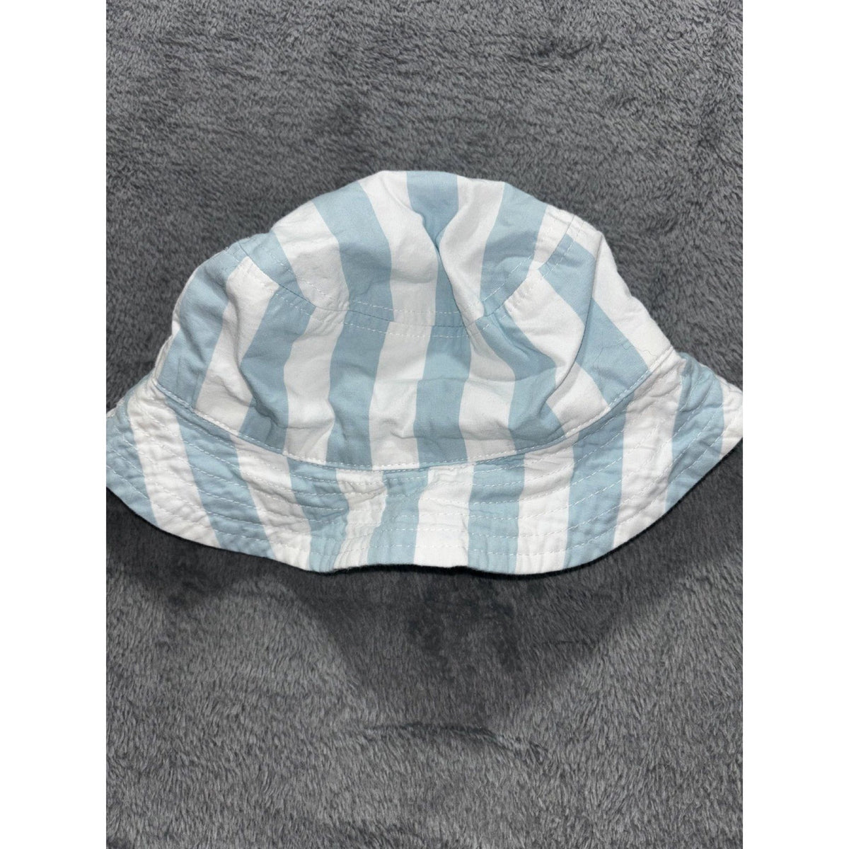 Munchkin Baby 12M 7 Piece Bundle Burp Cloths Bibs Sun Hats White Gray Tan Blue