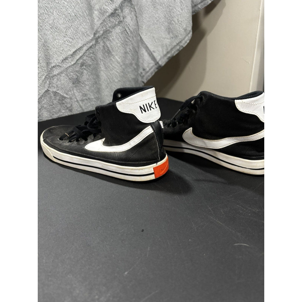 Nike Mens 9.5 Black White Mid Top Sneakers Casual Retro Skate Style