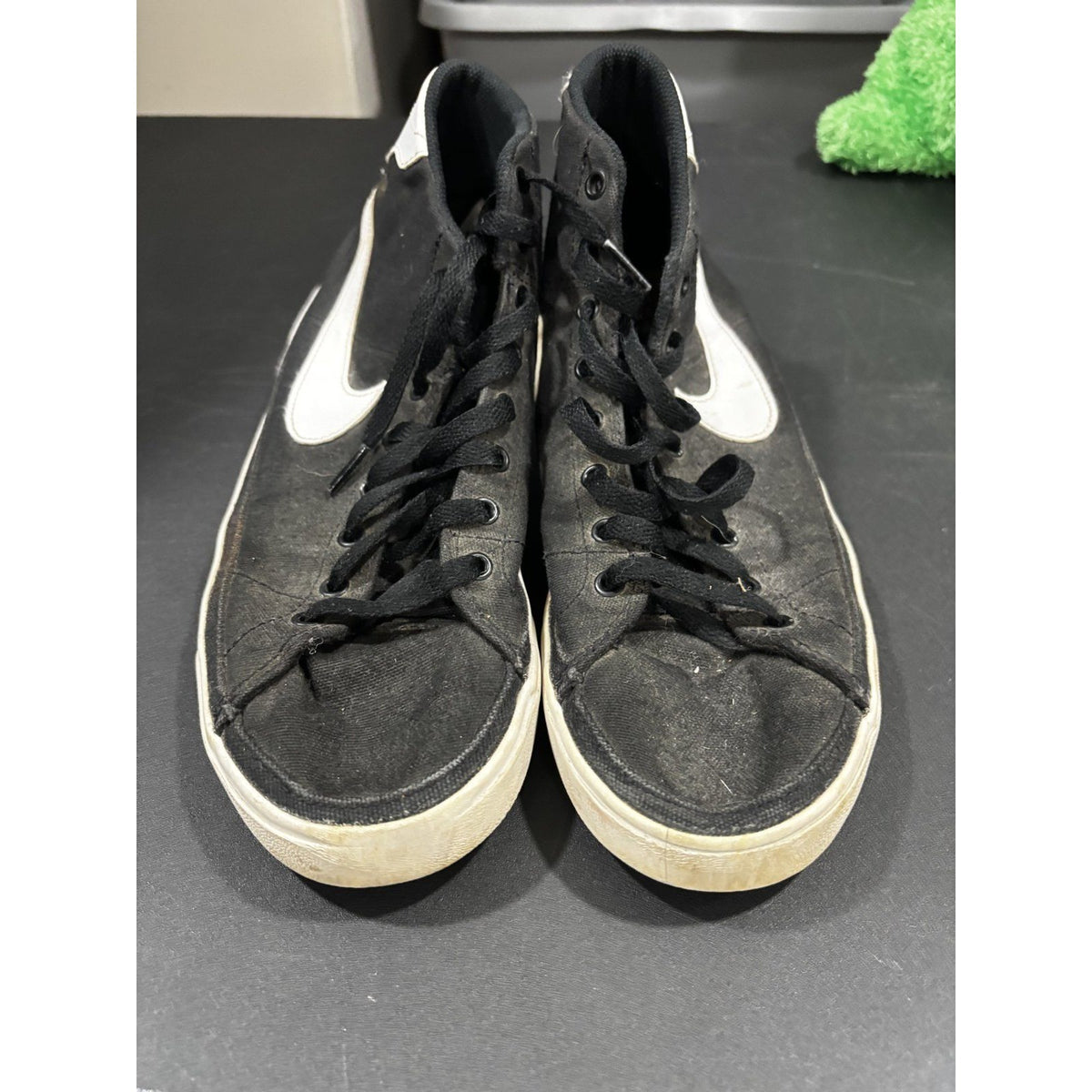 Nike Mens 9.5 Black White Mid Top Sneakers Casual Retro Skate Style