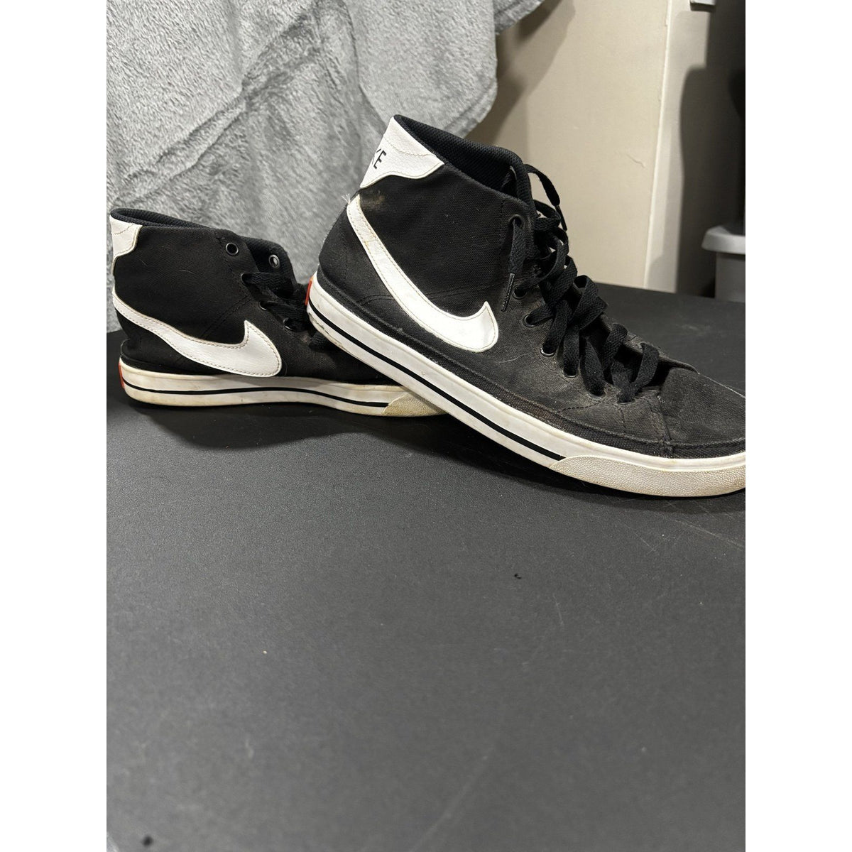 Nike Mens 9.5 Black White Mid Top Sneakers Casual Retro Skate Style
