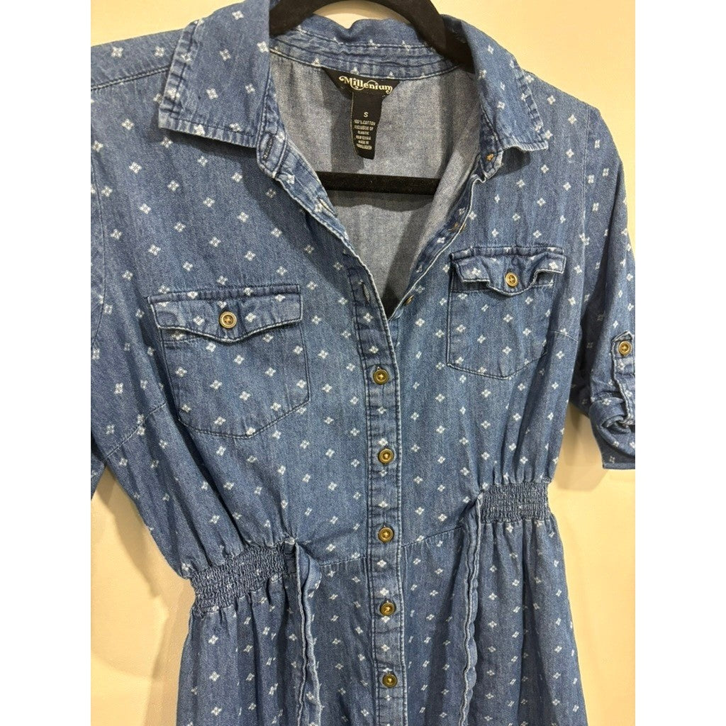 Front detail with pockets and buttons
