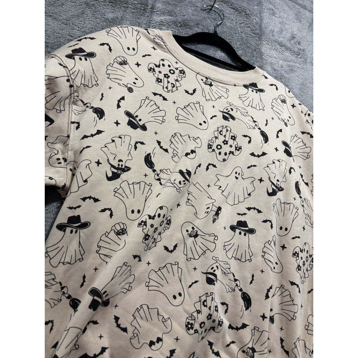 Wound Up Womens L Beige Ghost Print Crewneck Sweatshirt Halloween Cozy