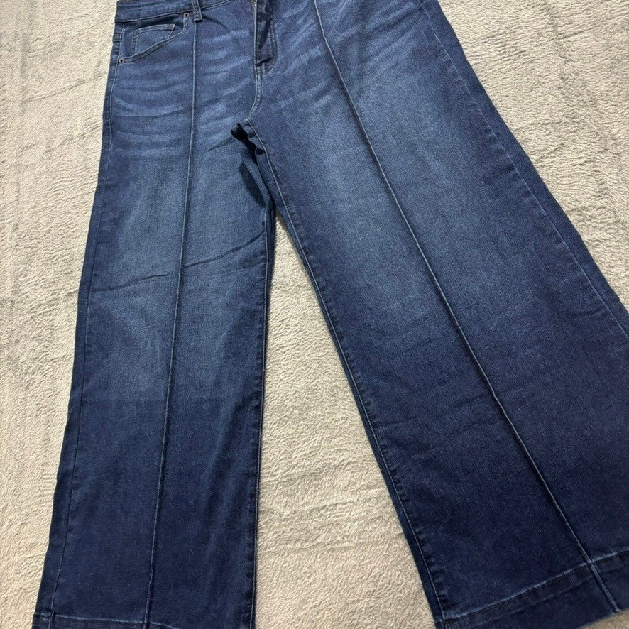 Front pintuck seams close up