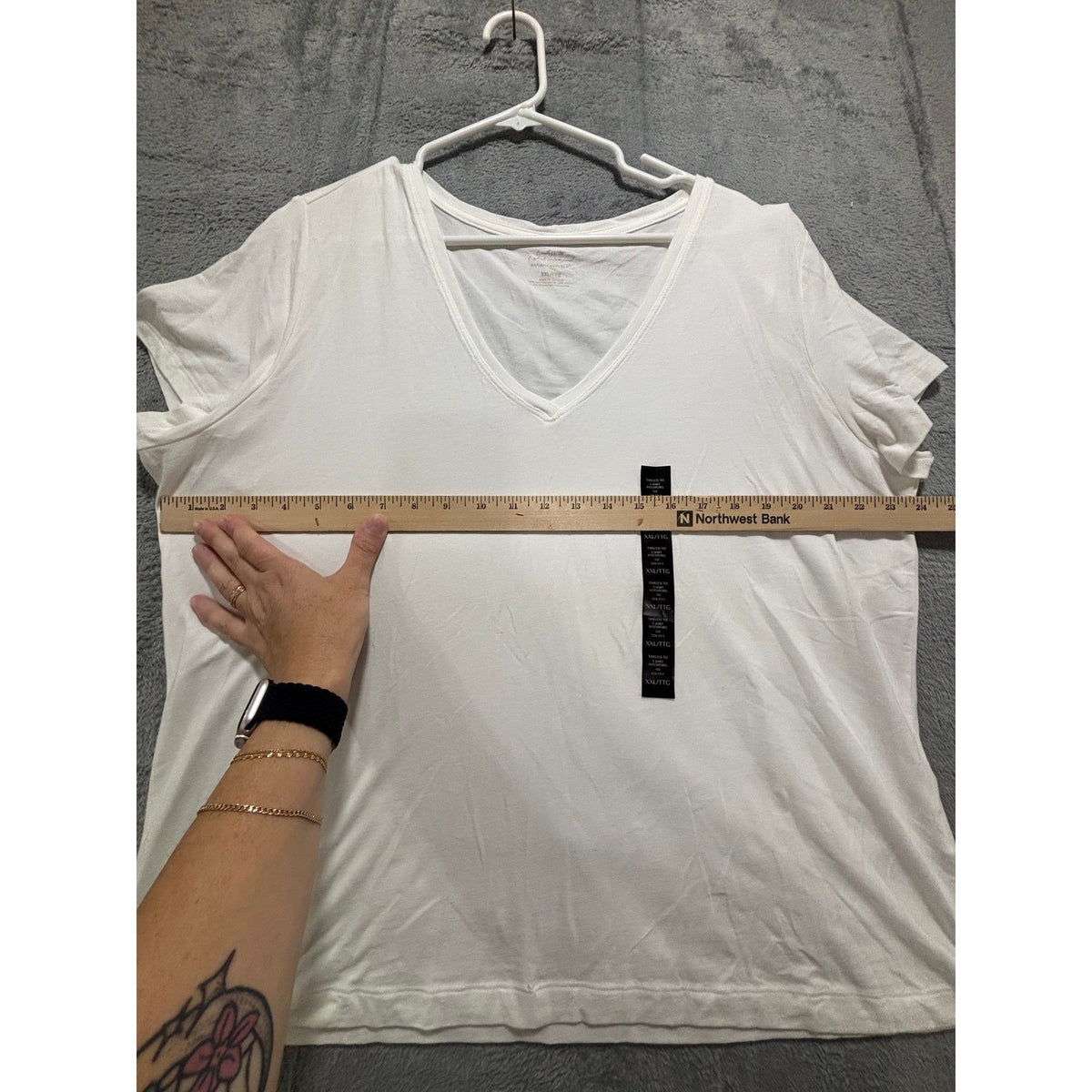Banana Republic Women's White V-Neck Tee Size XXL, photo 7 of 13