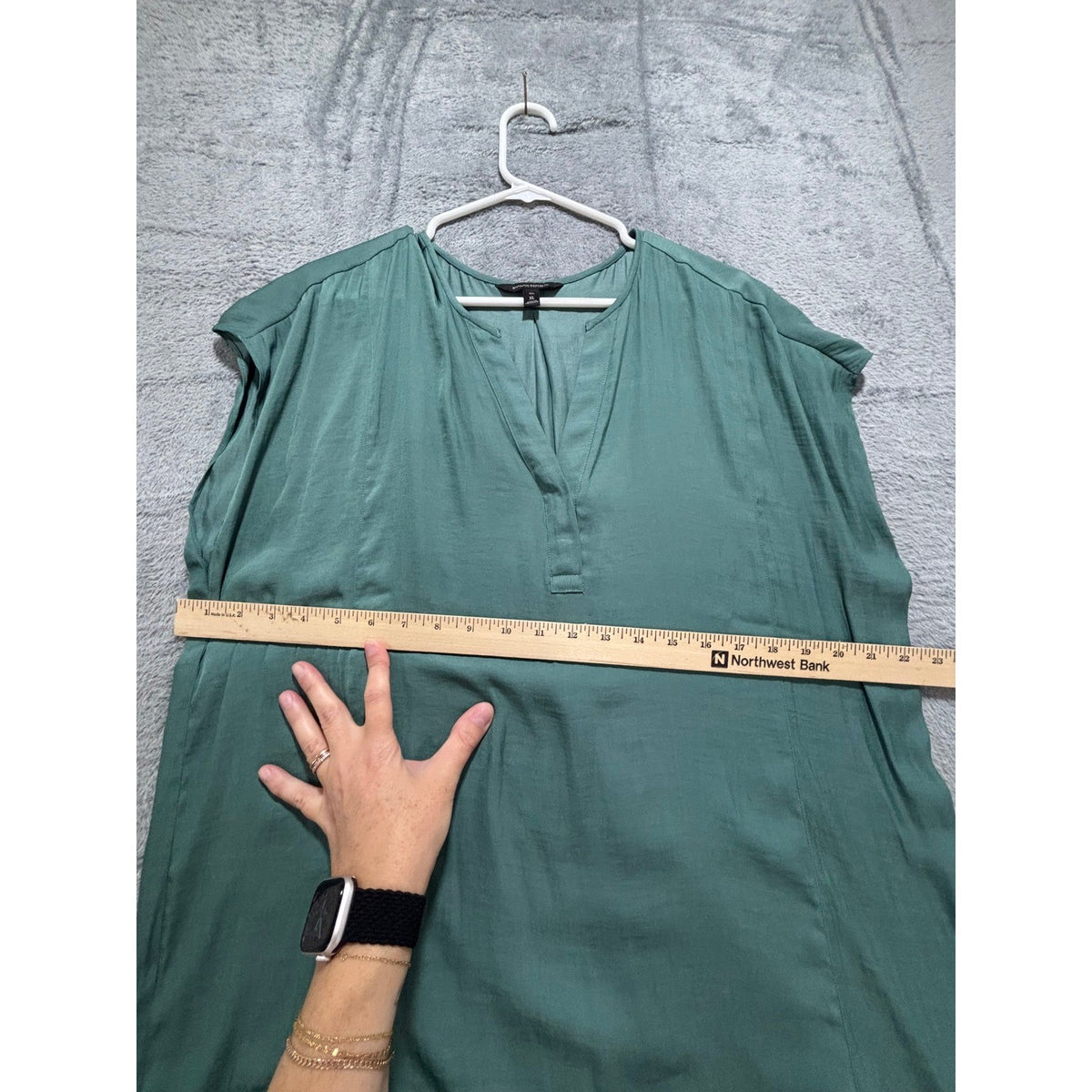 Banana Republic Women's Green V-Neck Blouse Size XL, photo 9 of 11