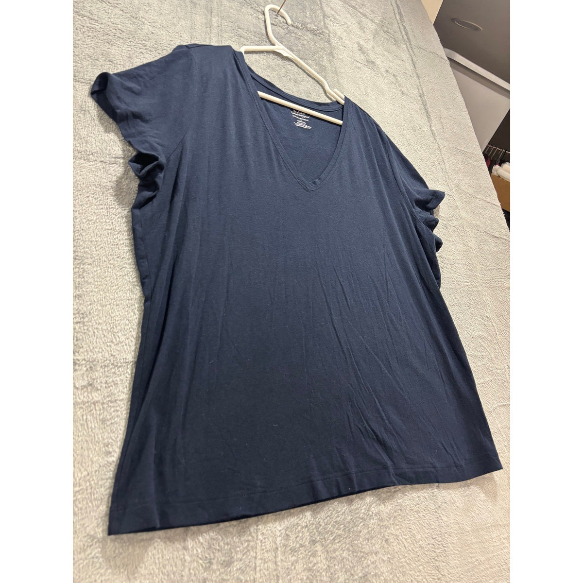 Banana Republic Women's Navy V-Neck Tee Size XXL, photo 8 of 10