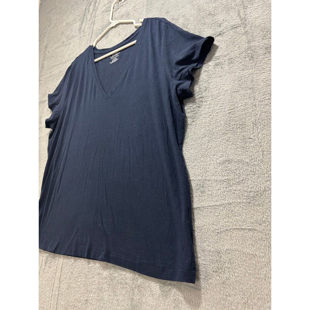 Banana Republic Women's Navy V-Neck Tee Size XXL, photo 9 of 10