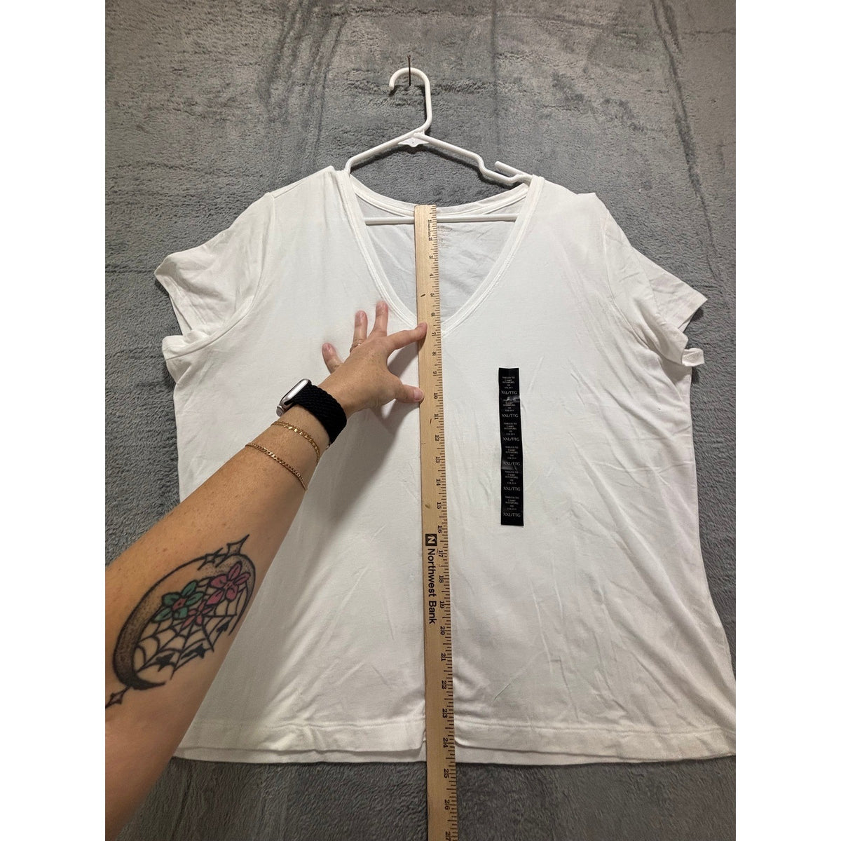 Banana Republic XXL White V-Neck Timeless Tee Womens Casual Minimalist Shirt