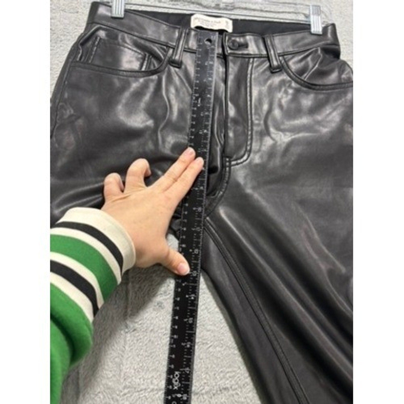 Abercrombie & Fitch The 90s Relaxed Jean Ultra High Rise Vegan Leather Black 28