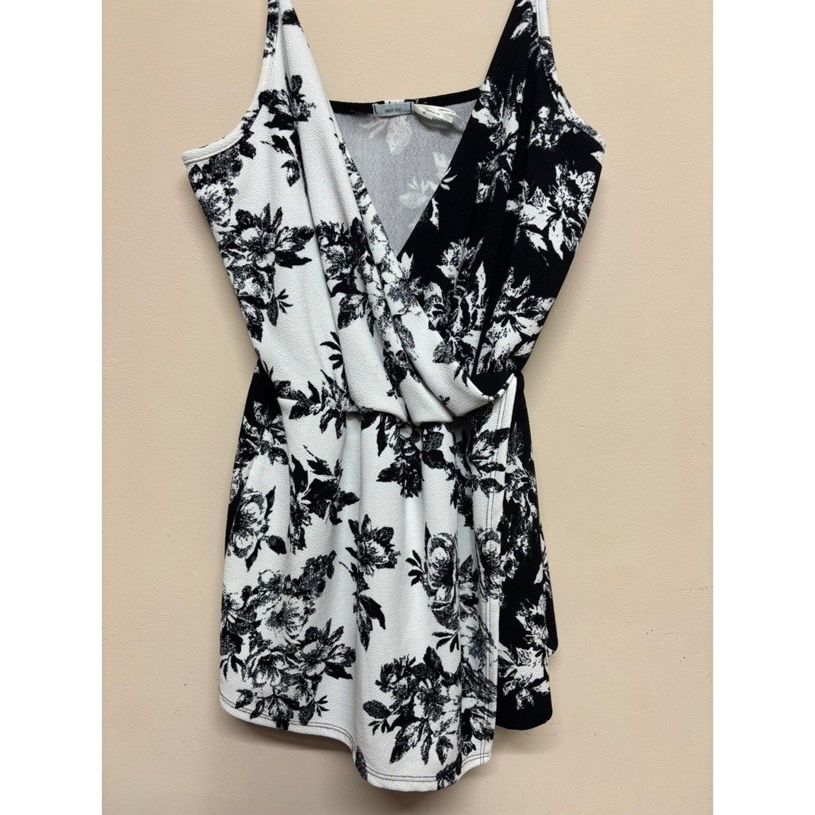 Kimchi Blue Black White Floral Sleeveless Romper Womens Medium Summer y2k chic
