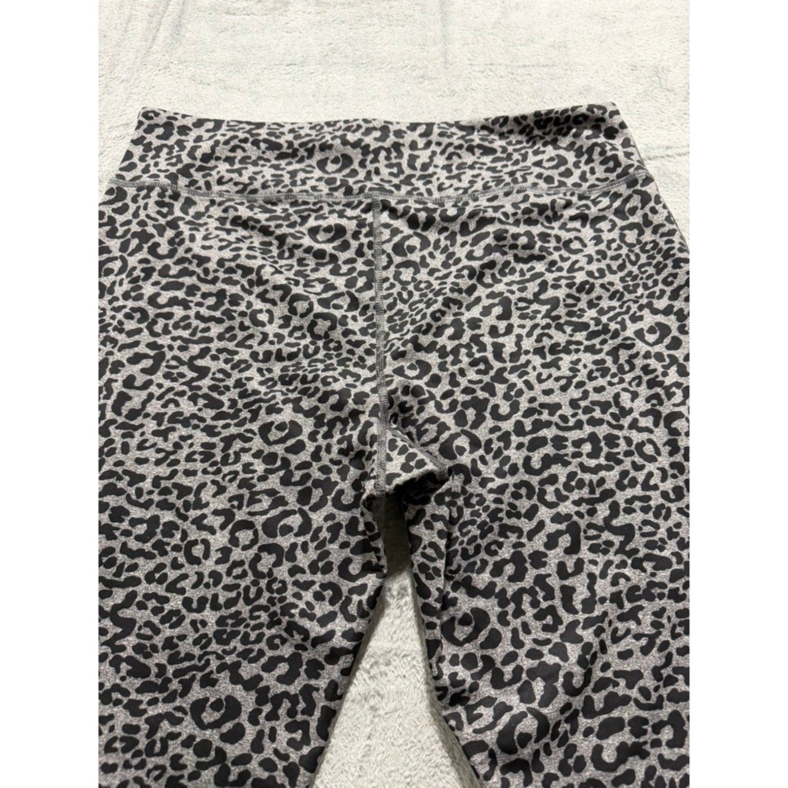 Vogo Athletica Womens XL Grey Leopard Print High Rise Capri Leggings Stretch