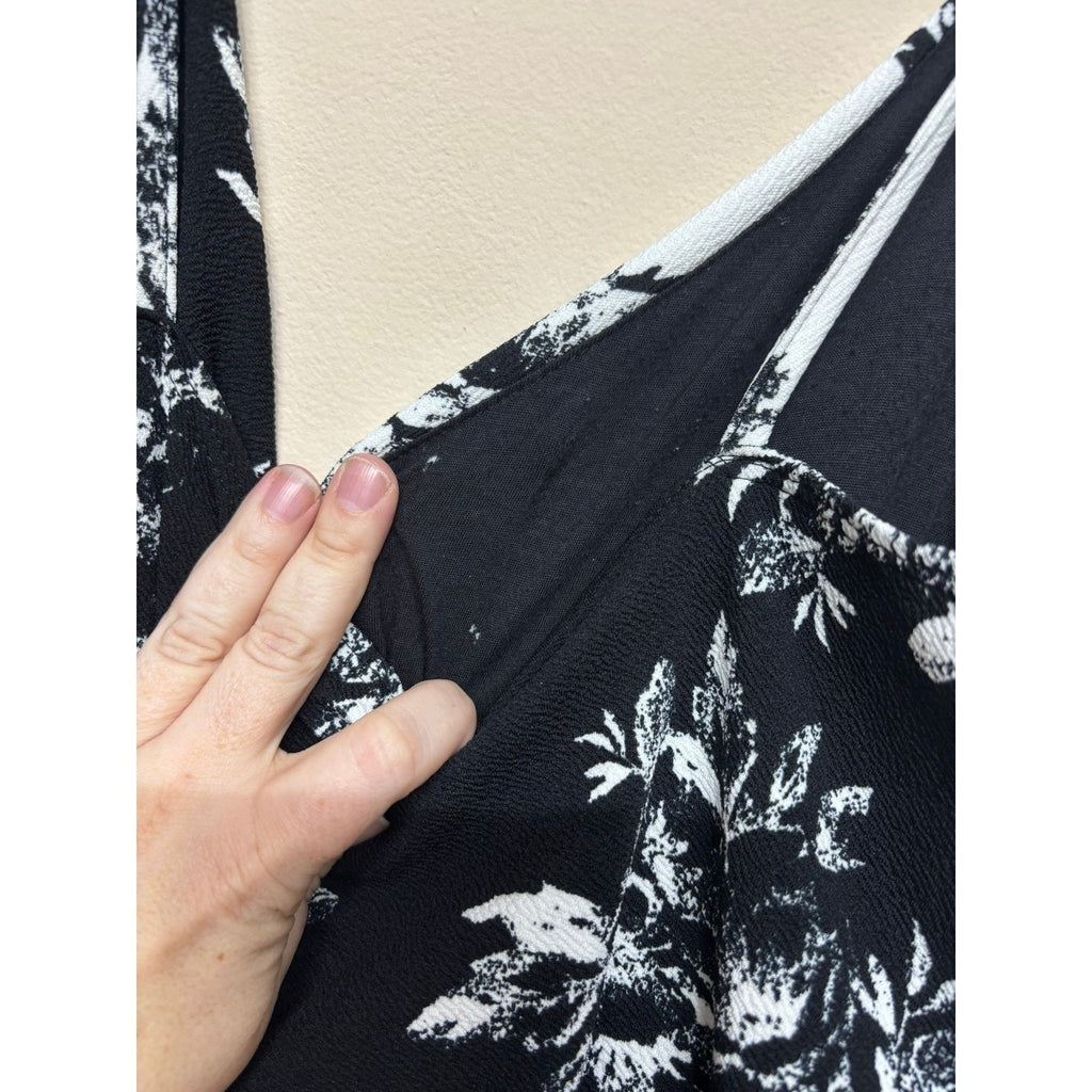Kimchi Blue Black White Floral Sleeveless Romper Womens Medium Summer y2k chic