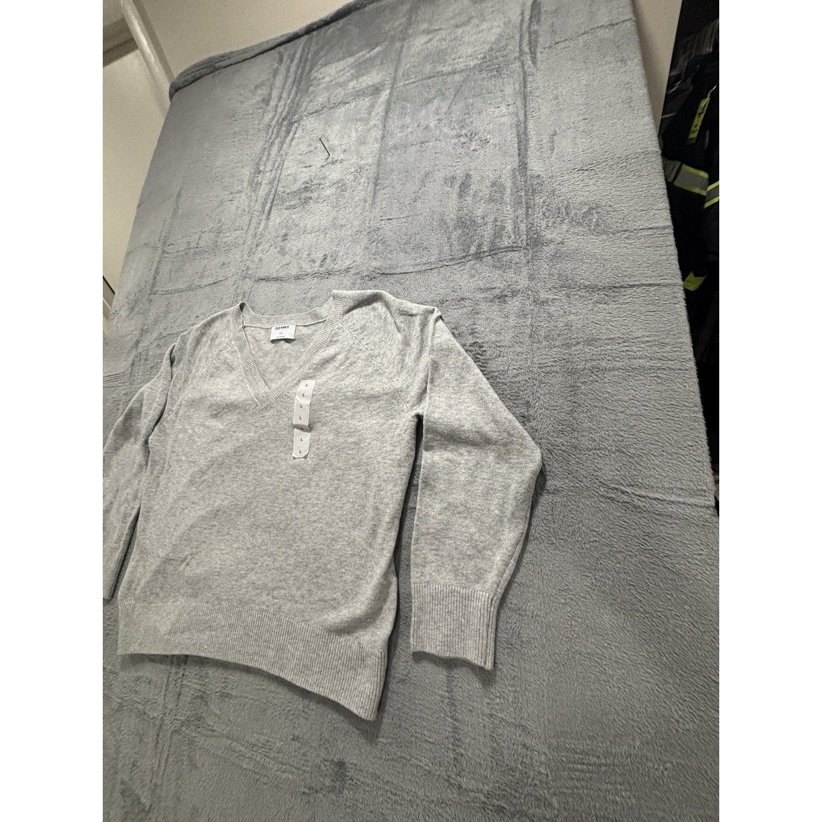 Old Navy L Womens Gray V-Neck SoSoft Sweater NWT Cozy Casual Soft Knit Pullover