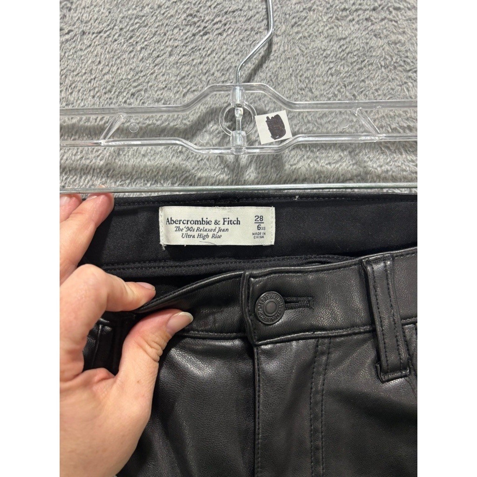 Abercrombie & Fitch The 90s Relaxed Jean Ultra High Rise Vegan Leather Black 28