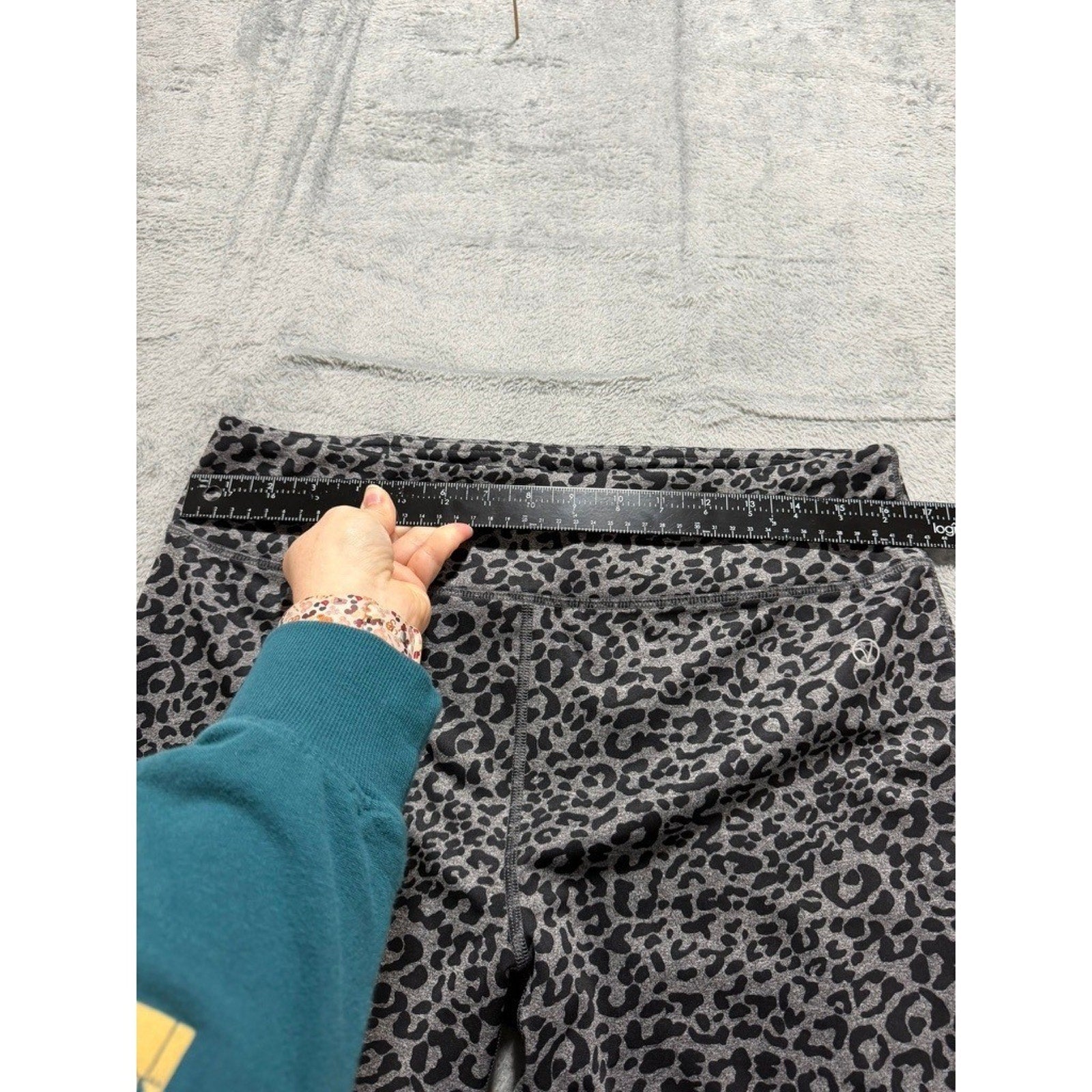 Vogo Athletica Womens XL Grey Leopard Print High Rise Capri Leggings Stretch
