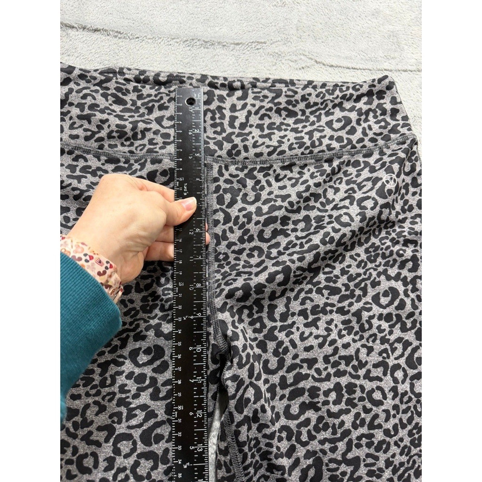 Vogo Athletica Womens XL Grey Leopard Print High Rise Capri Leggings Stretch