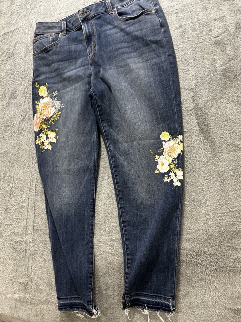 Maurices Women's Blue Floral Print Jeans Size 17/18, photo 2 of 12