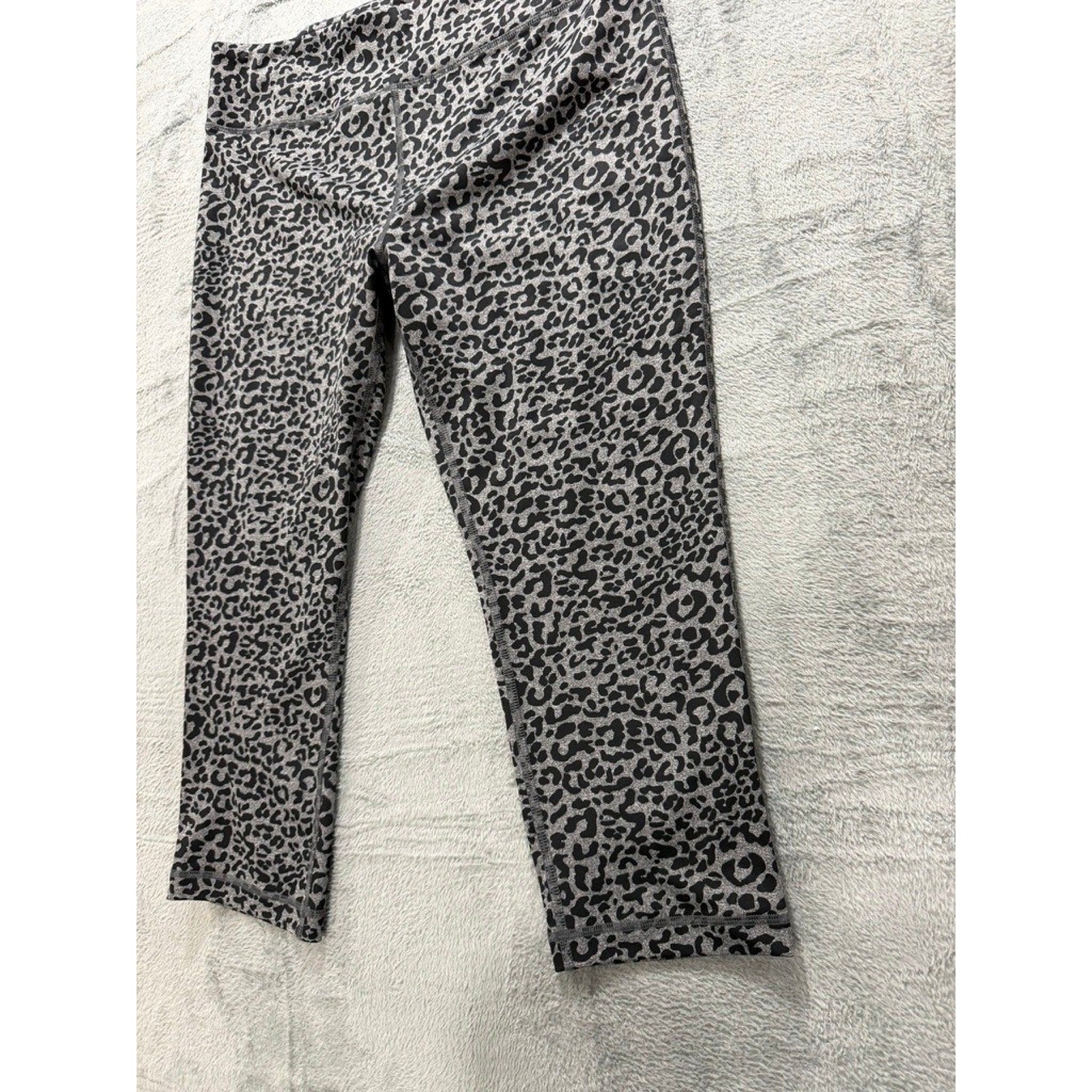 Vogo Athletica Womens XL Grey Leopard Print High Rise Capri Leggings Stretch