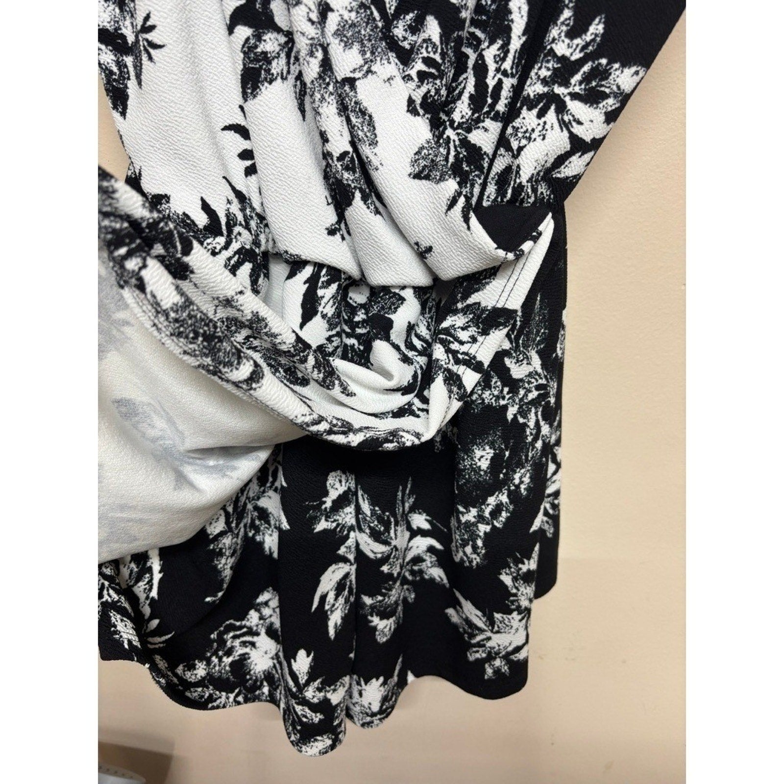 Kimchi Blue Black White Floral Sleeveless Romper Womens Medium Summer y2k chic