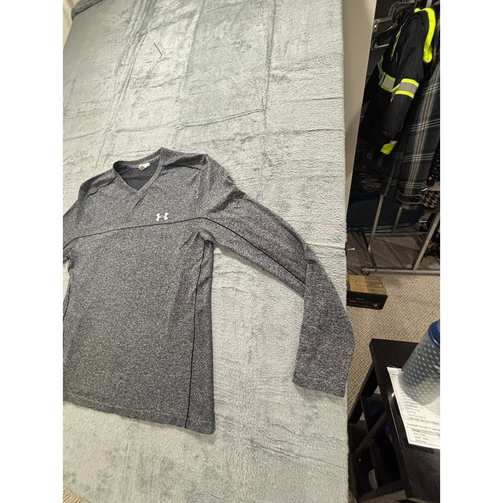 Under Armour Womens XL Gray Long Sleeve V-Neck Athleisure Casual Shirt